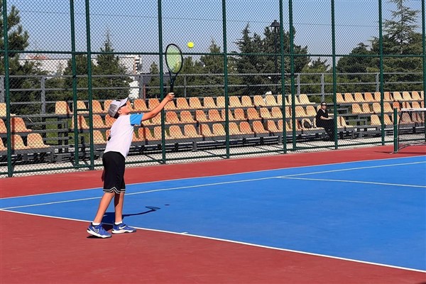 Antalya Büyükşehir Belediyesi’nden ücretsiz tenis kursu