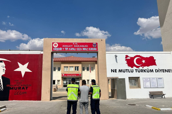 Kırşehir’de aranan şahıs yakalanıp cezaevine gönderildi