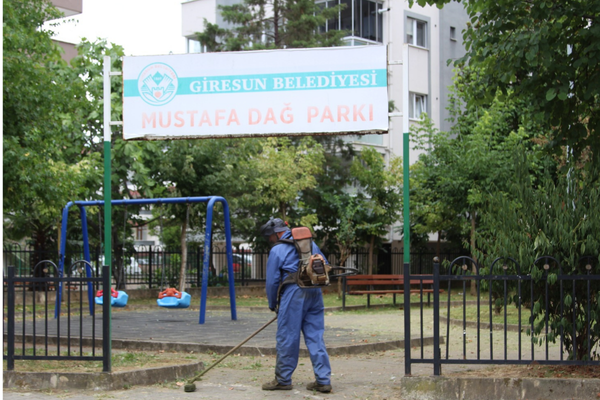Giresun’da park ve bahçelerde temizlik çalışmaları sürüyor