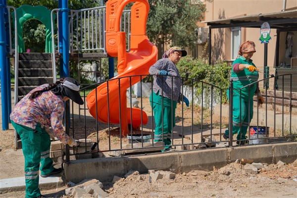 Milas’ta park ve yeşil alanlarda bakım çalışmaları sürüyor