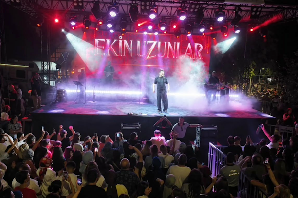 Ekin Uzunlar, Değirmendere Fındık Festivali’nde sahne aldı