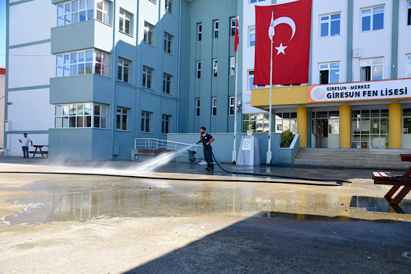 Giresun’da okulların bahçelerinde temizlik çalışması başlatıldı