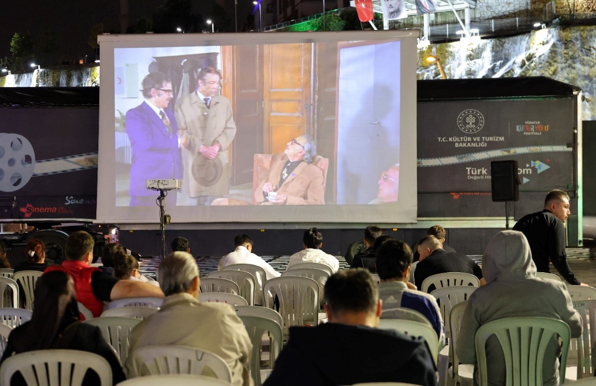 Keçiören’de Açık Hava Sineması’nda “Hababam Sınıfı” gösterildi