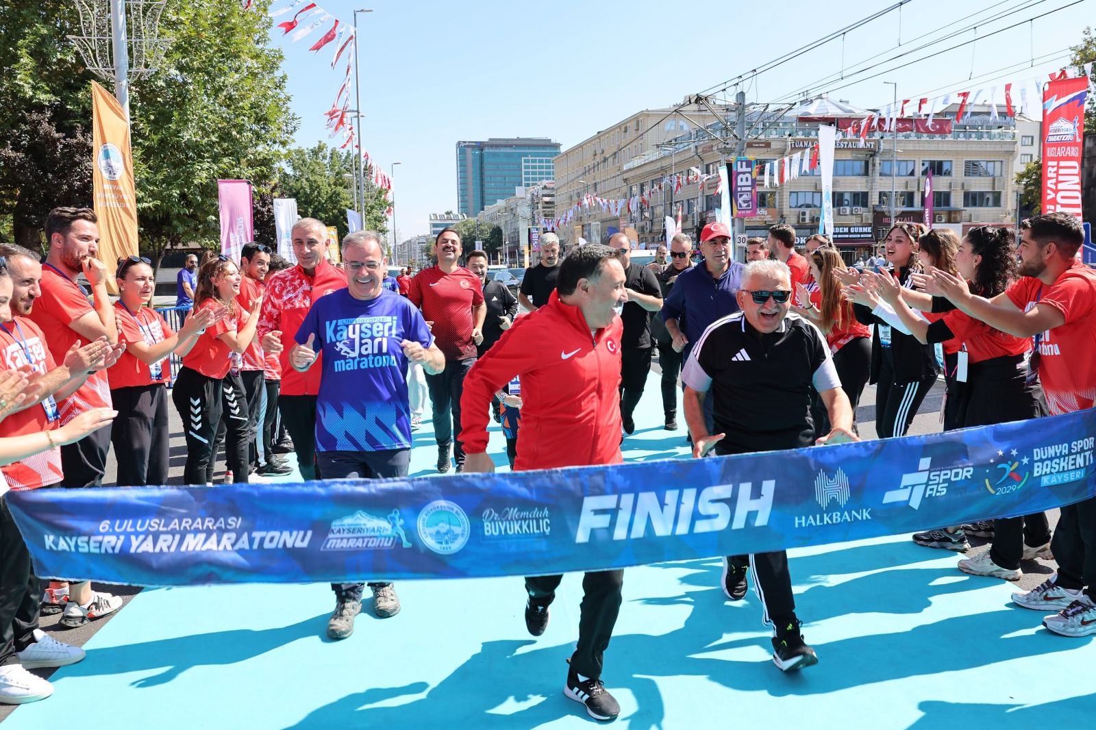 6. Uluslararası Kayseri Yarı Maratonu 10 bin sporseverin katılımıyla koşuldu