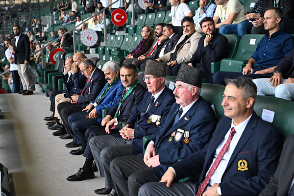 Vali Aktaş, Kocaelispor-Gaziantep FK maçını gazilerle izledi