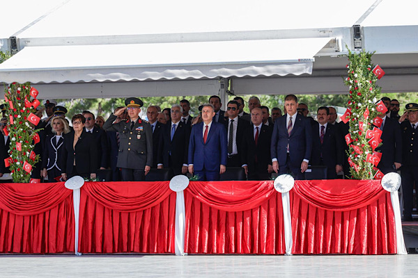İzmir’in kurtuluşunun 104. yıl dönümü Cumhuriyet Meydanı’nda kutlandı