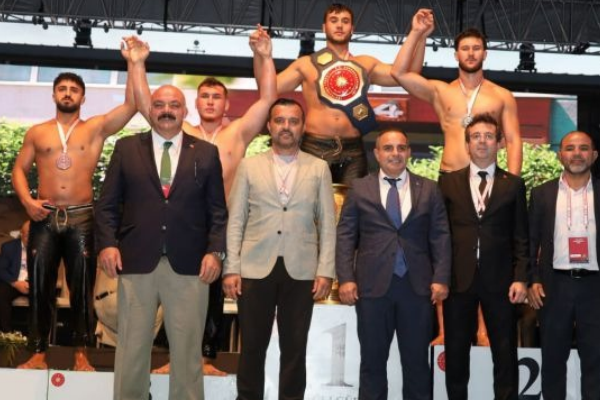 Bursa Büyükşehir Belediyespor güreşçisi Cumhurbaşkanlığı Kupası’nda üçüncü oldu