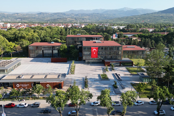 İnegöl’de bin 650 öğrenciye 3,3 milyon TL kırtasiye desteği