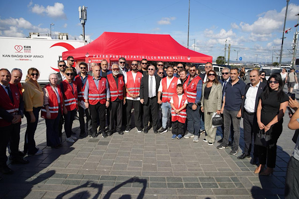 Özdağ, İstanbul Fatih’te Zafer Partisi standını ziyaret etti