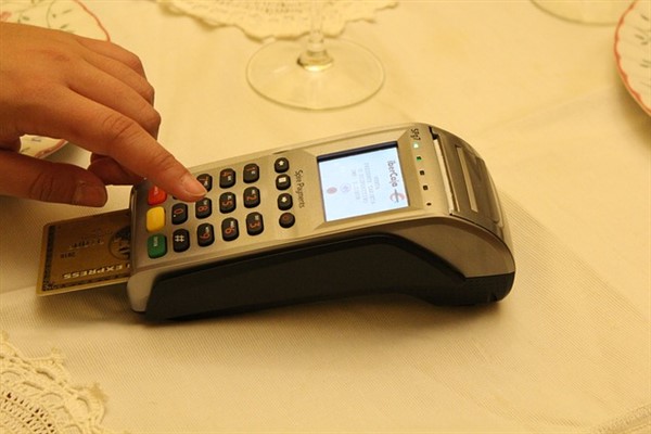 Banka ve kredi kartı harcamaları 690,9 milyar TL’ye geriledi