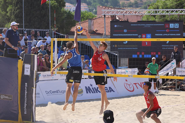 Foça’da U18 Avrupa Plaj Voleybolu Şampiyonası’nda yarı finalistler belli oldu
