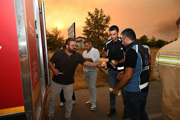 Kepez’den Antalya’daki yangın bölgesine araç, personel ve gıda desteği