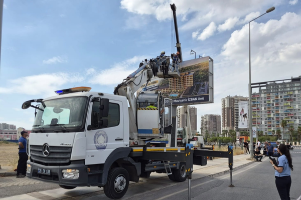 İzmir Büyükşehir Belediyesi’nden Karşıyaka’daki reklam ünitelerine ilişkin açıklama