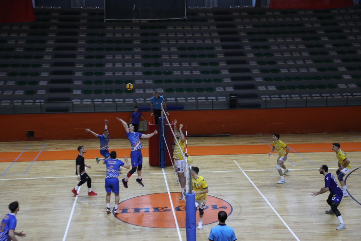 İnegöl Belediyespor erkek voleybol takımı yeni sezon hazırlıklarına başlıyor