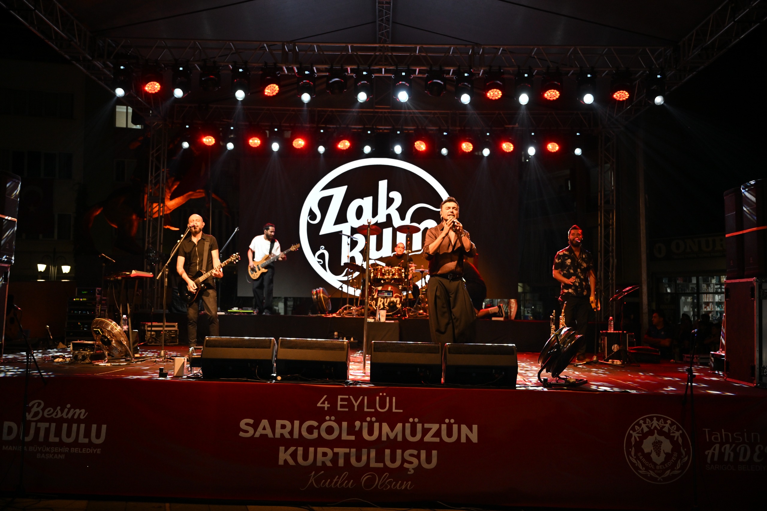 Sarıgöl’de kurtuluşun 104. yıl dönümü Zakkum konseriyle kutlandı