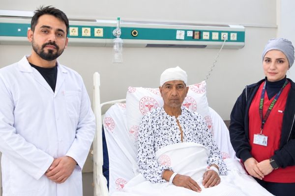 Şanlıurfa’da 10 santimetrelik beyin kitlesi yapay zarla yapılan ameliyatla çıkarıldı