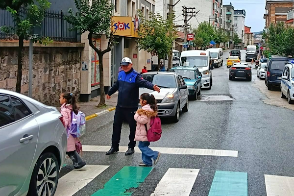 Giresun’da zabıta ekipleri öğrencilerin güvenli ulaşımına destek oluyor