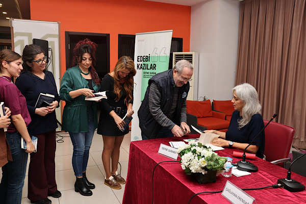 Defne Suman, “Rüyaya Benzer” romanının yazım sürecini anlattı
