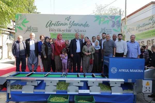 Adana Büyükşehir Belediyesinden Karaisalı’daki zeytin üreticilerine makine desteği