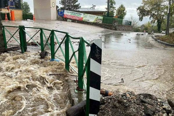 Bursa’da evleri ve iş yerlerini su bastı