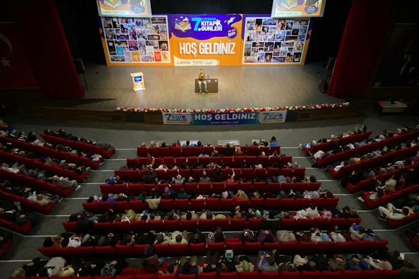 Oytun Erbaş, Çayırova 7. Kitap Günleri’nde okurlarıyla buluştu