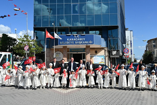 Karacabey’de düğün salonu açılışında 27 çocuk için sünnet şöleni düzenlendi