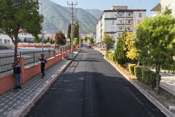 Kırkağaç’ta 4 bin ton sıcak asfalt seriliyor