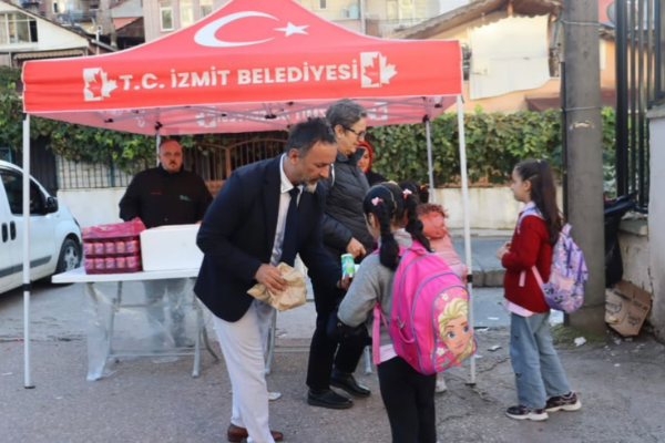İzmit Belediyesinin Beslenme Saati Projesi üç okulda devam etti